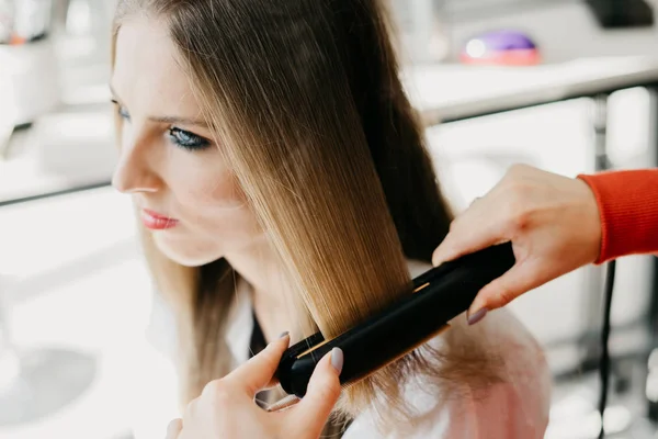 Mädchen macht Haar-Styling im Salon — Stockfoto