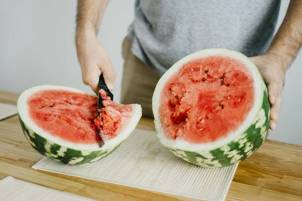 Genç adam bir karpuz keser