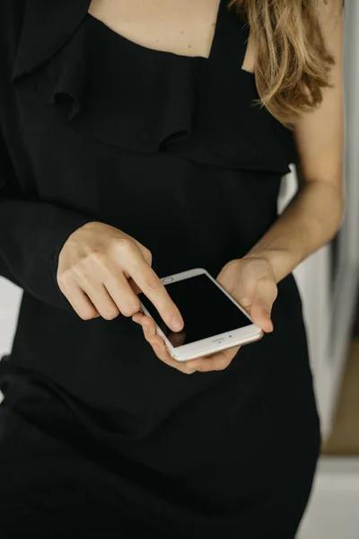 Akıllı ellerde genç kız