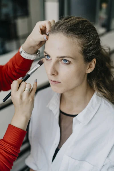 Chica joven haciendo maquillaje en un salón —  Fotos de Stock