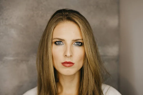 Makyajlı ve saç stili olan güzel bir kadın. 