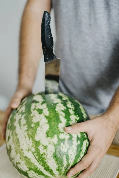 Genç adam bir karpuz keser