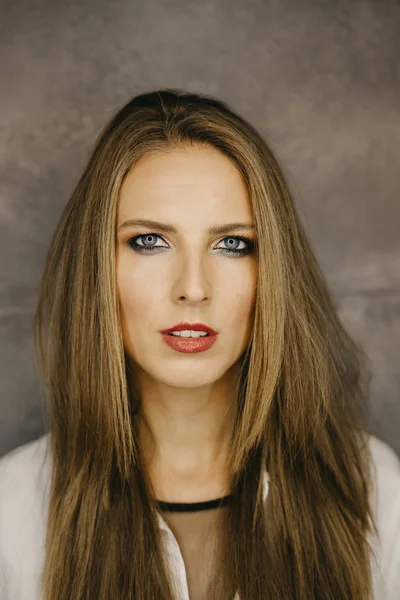 Makyajlı ve saç stili olan güzel bir kadın. 