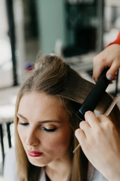 Girl makes hair styling in the salon — Stock Photo, Image