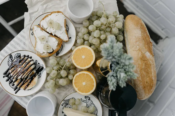 Masanın üzerinde Fransız Kahvaltı