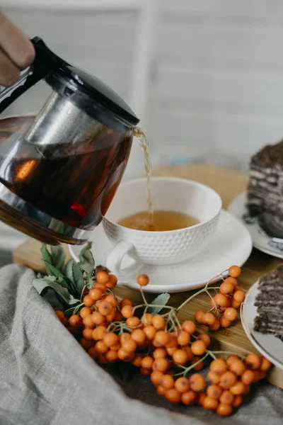 Siyah çay bir fincan dökme