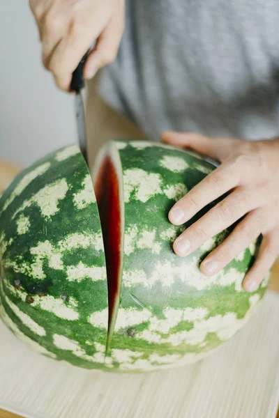 Genç adam bir karpuz keser