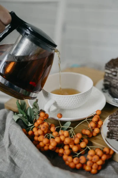 Siyah çay bir fincan dökme