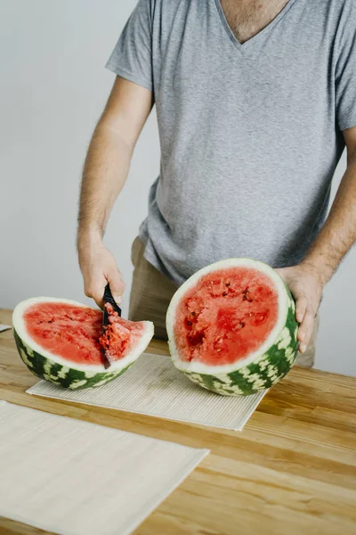 Genç adam bir karpuz keser