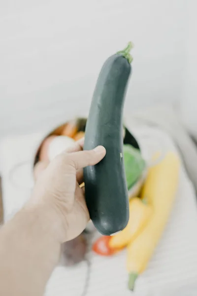 Kabak vegan adam elinde