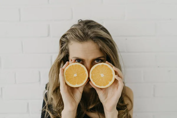 Turuncu yarısı olan kadın