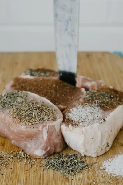 çiğ et parçaları