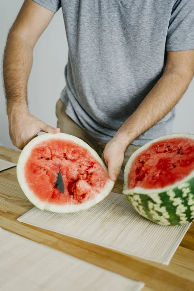 Genç adam bir karpuz keser