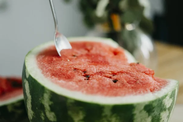 Yarım kaşık ile karpuz