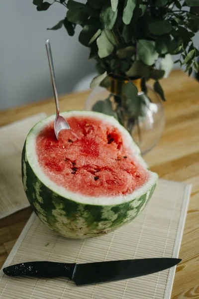 Hälfte Wassermelone mit Löffel — Stockfoto