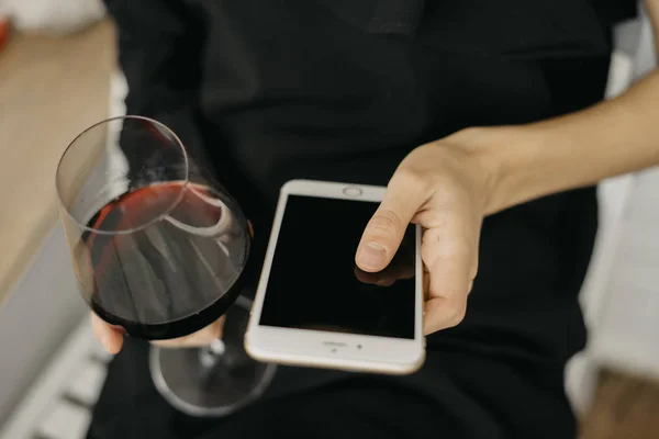 Telefon elinde tutarak şarap kadınla