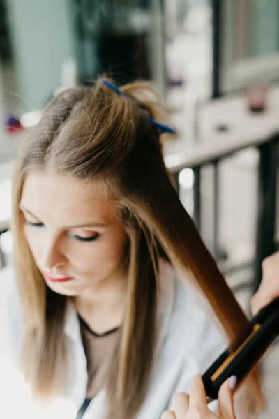 Kız saç şekillendirme salonda yapar.