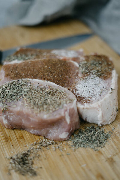 Свежий стейк из свинины на борту
