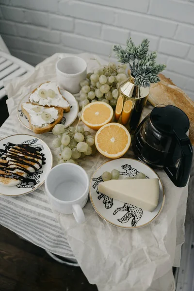 Masanın üzerinde Fransız Kahvaltı