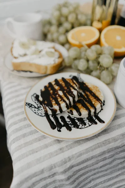 Masanın üzerinde Fransız Kahvaltı