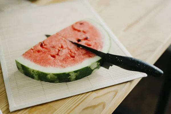 Bir masaya karpuz dilimli 