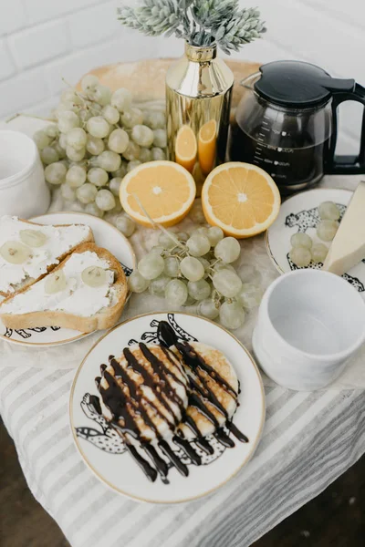 Masanın üzerinde Fransız Kahvaltı