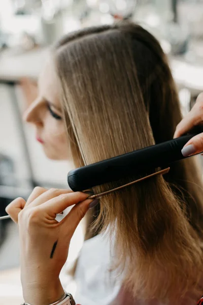 Mädchen macht Haar-Styling im Salon — Stockfoto