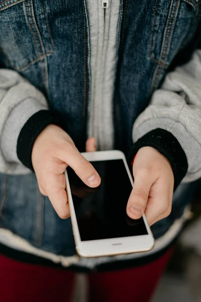 Elinde smartphone ile genç kız