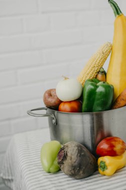 Metal bir tencerede taze sebze