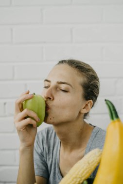 Sebze metal bir tencerede kızla