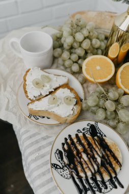 Masanın üzerinde Fransız Kahvaltı