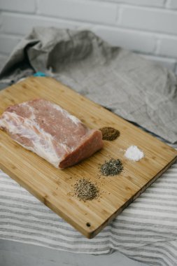 Taze domuz eti bonfile gemide