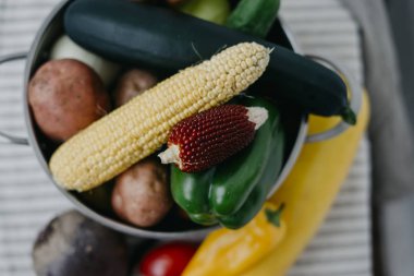 Metal bir tencerede taze sebze