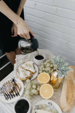 Kahvaltı masasında hizmet veren kadın Fransız