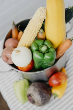 Metal bir tencerede taze sebze