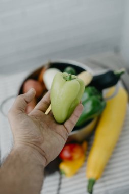 Vegan adam elinde yeşil biber