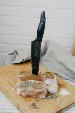 çiğ et parçaları