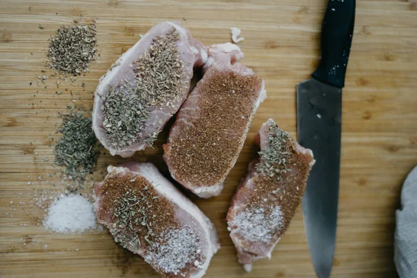 çiğ et parçaları