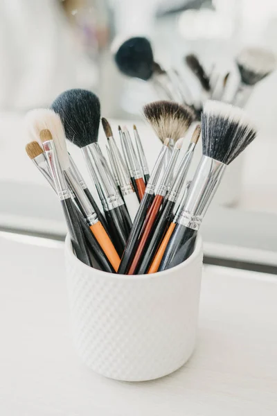 Masanın üzerine makyaj fırçaları