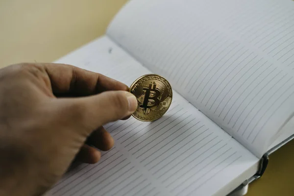 Elinde altın bitcoin