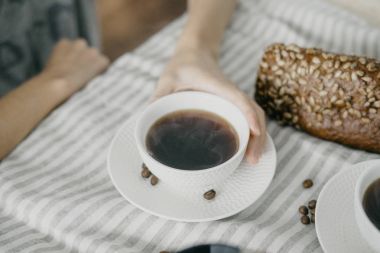 Kadın elinde kahve kupa