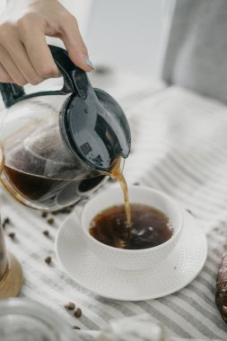 Kadın kahve kahvaltı için kupa yağıyor 
