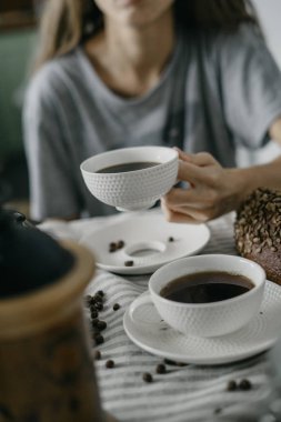 Kadının elinde kahve kupa