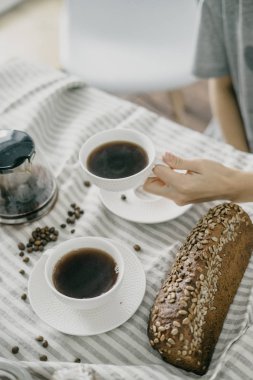 Kadının elinde kahve kupa