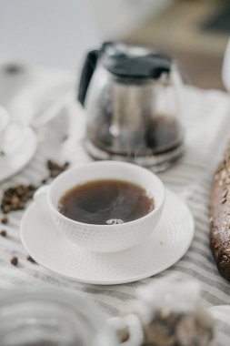 Kahvaltıda kahve ile beyaz kupa 