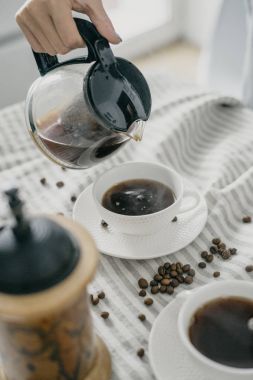 Kadın kahve kahvaltı için kupa yağıyor 