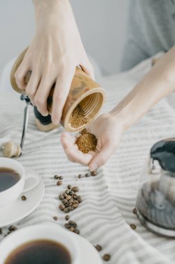 Mutfakta bir kahve değirmeni tutan kadın