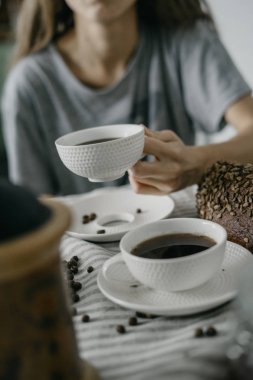 Kadının elinde kahve kupa
