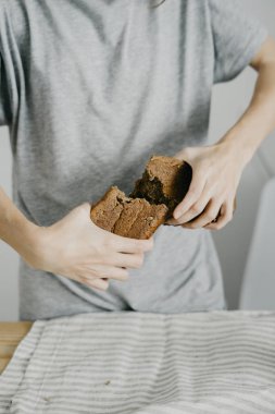 Kadın ekmeği ikiye keser