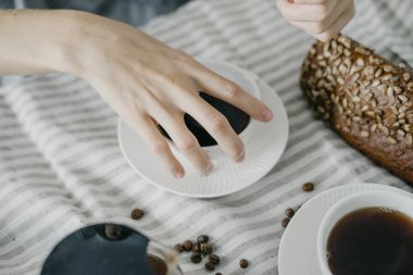 Kadının elinde kahve kupa